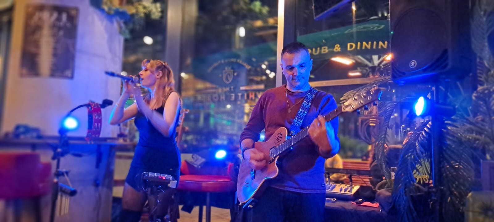 Jenny & David on stage – London acoustic duo for events